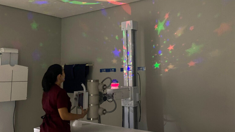 Iniciativa pioneira garante mais segurança e conforto aos pacientes com necessidades especiais, com tecnologia acessível, inteligente e de baixo custo. (Foto: Camila Neto)